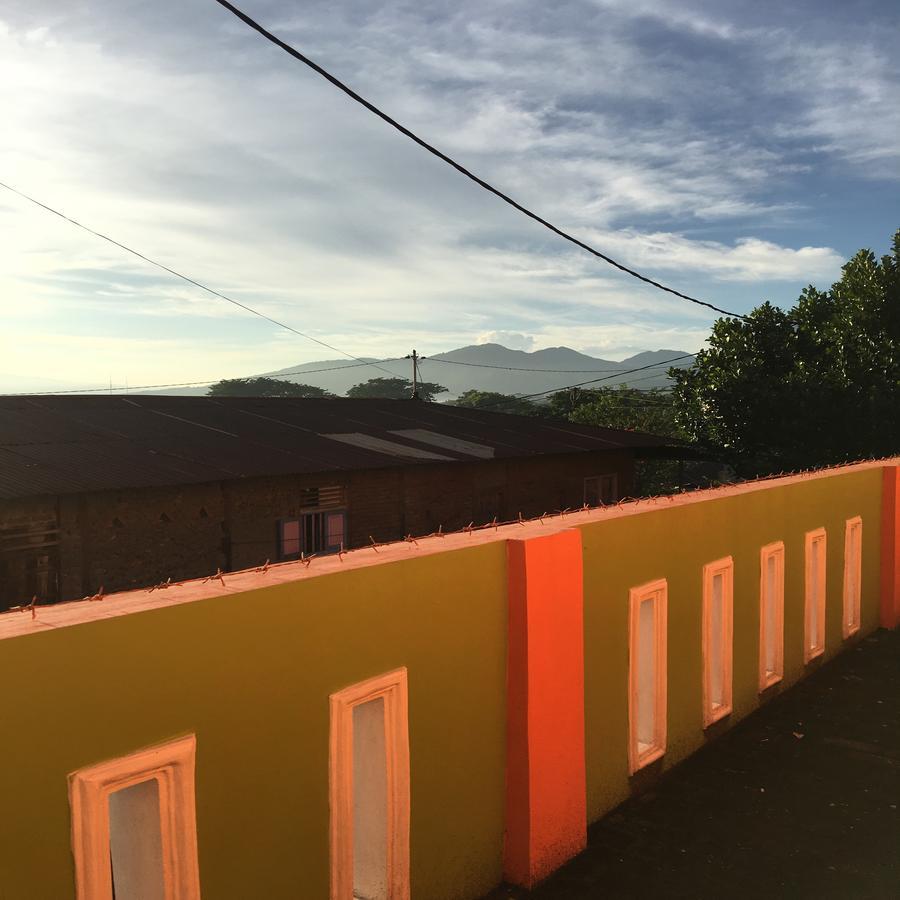Aini Home Stay Тернате Экстерьер фото