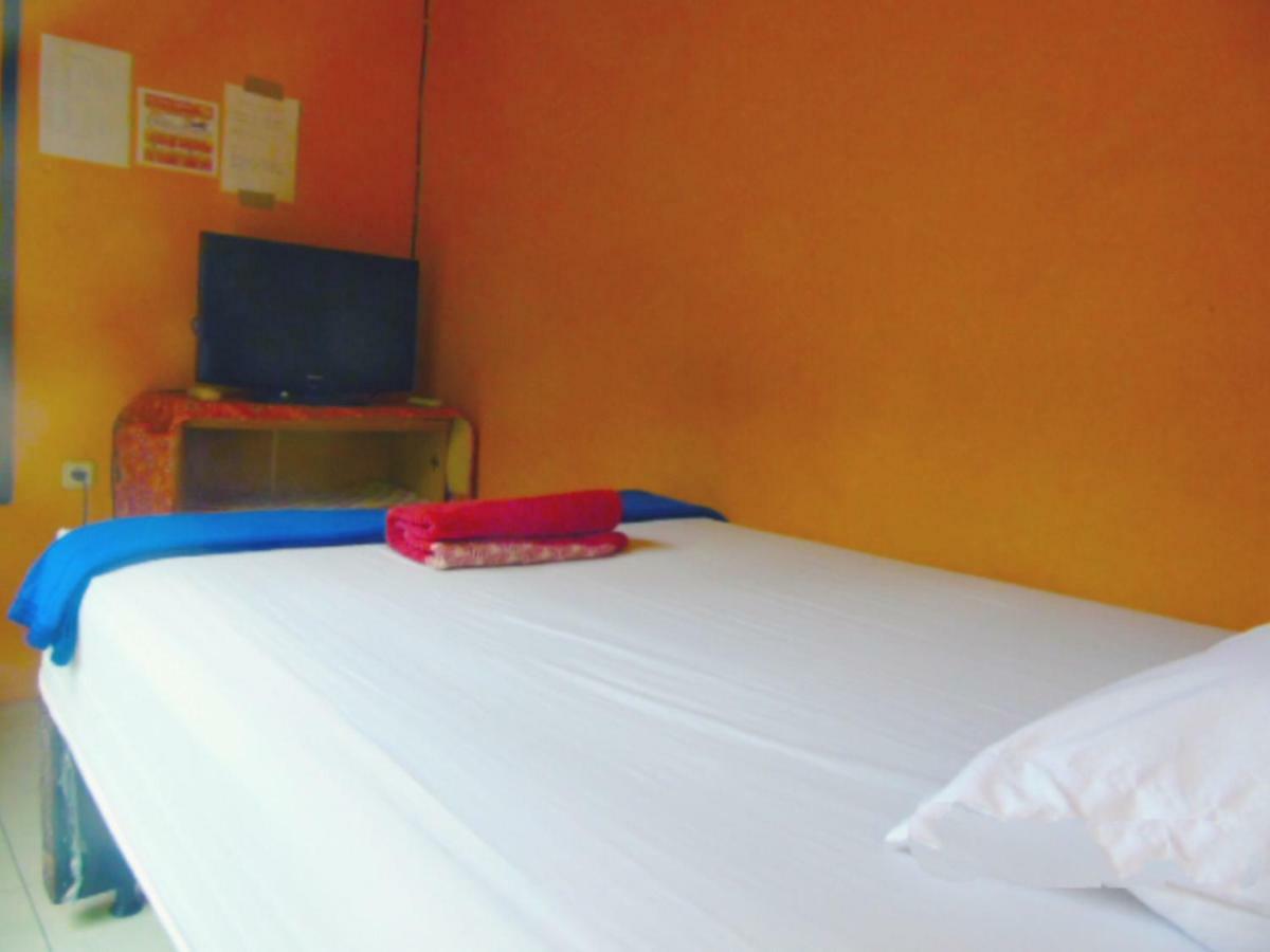 Aini Home Stay Тернате Экстерьер фото
